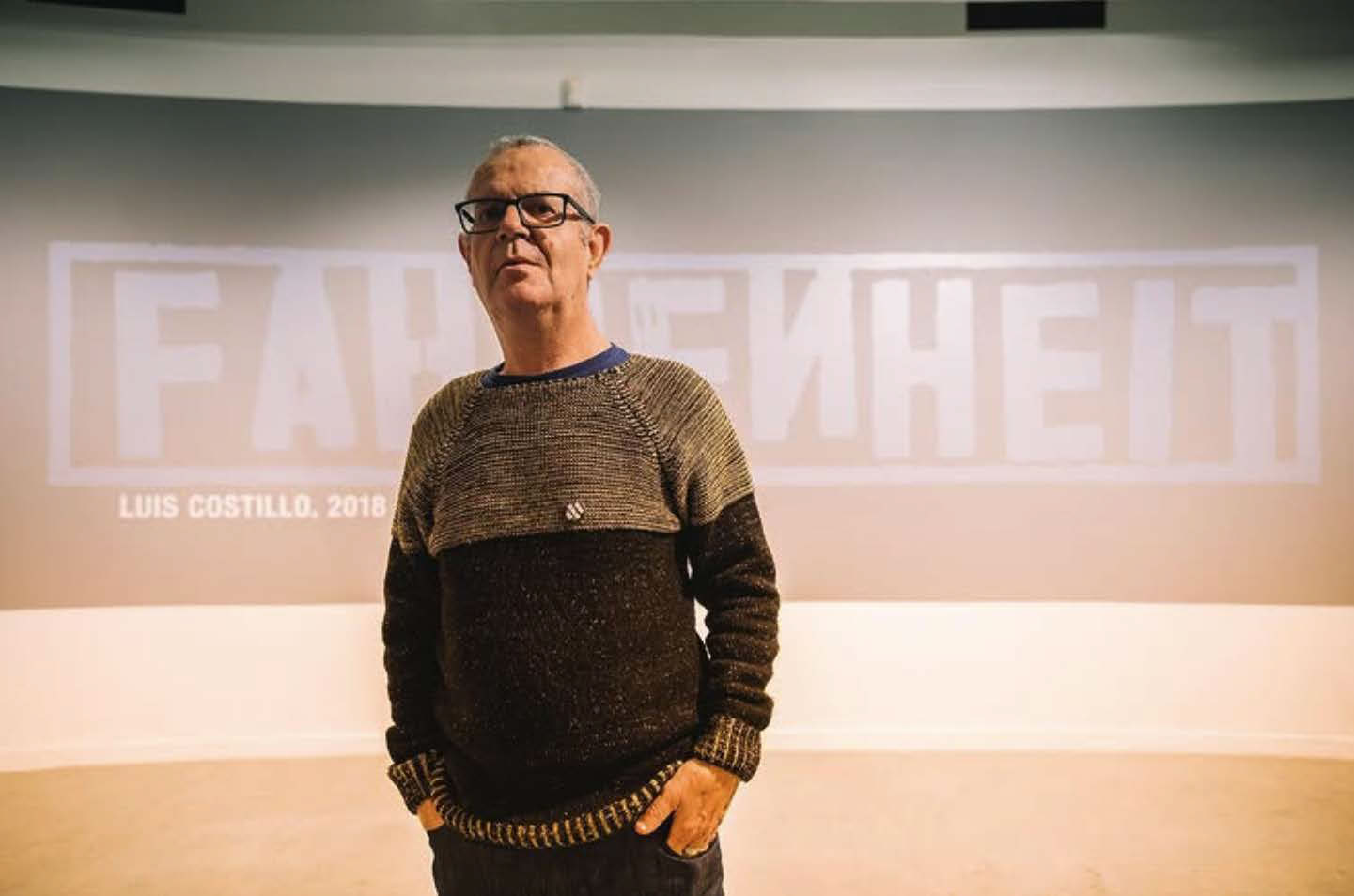 Luis Costillo ante su obra Fahrenheit